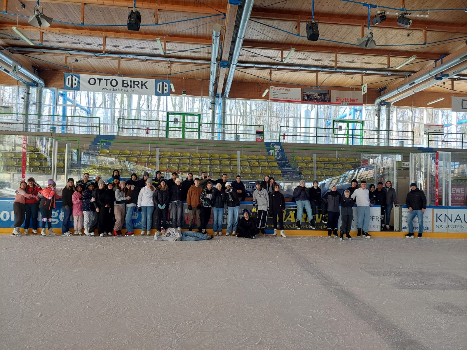 Klasse 8a und 8b beim Schlittschuhlaufen 2025